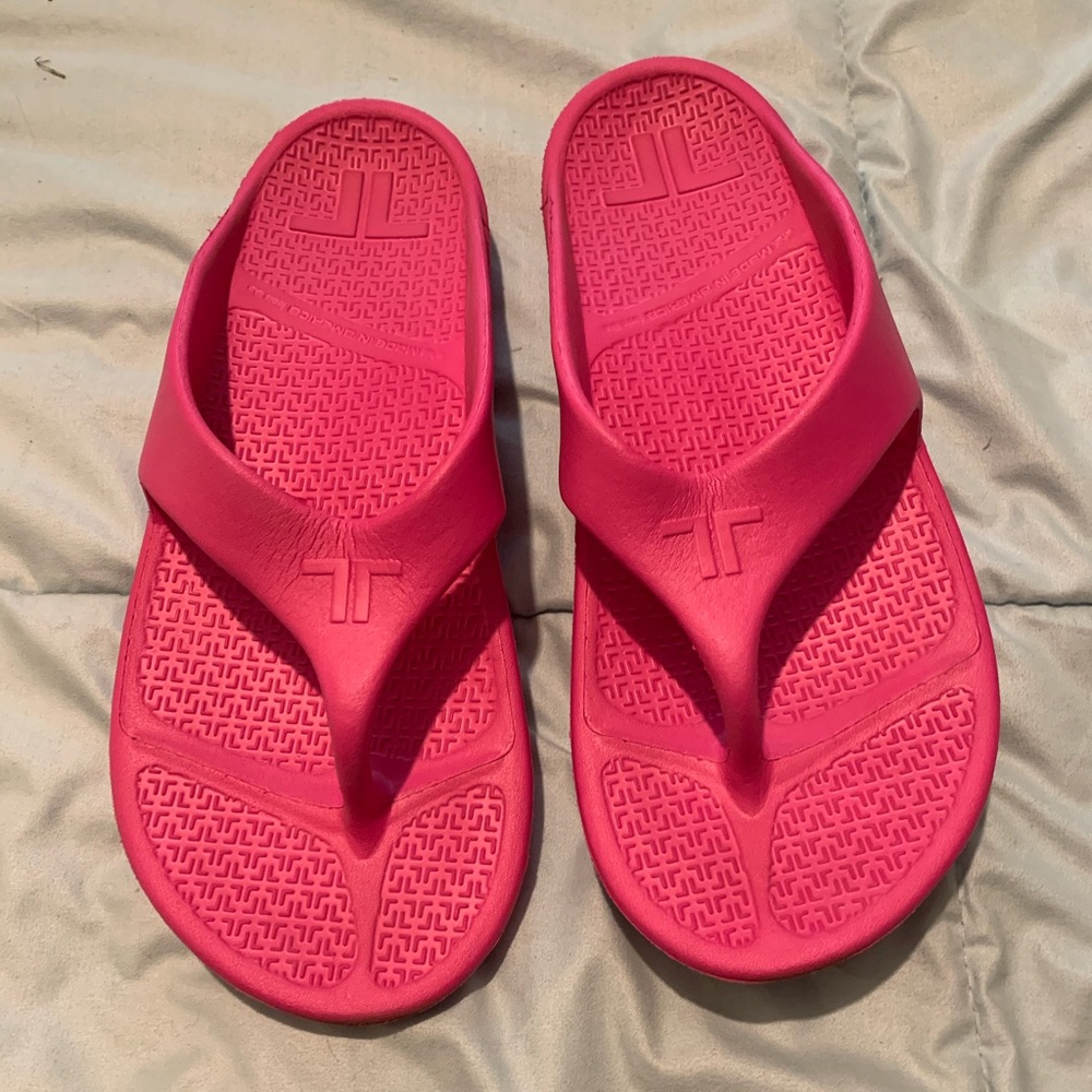 TELIC energy flip flops. Size 7-8